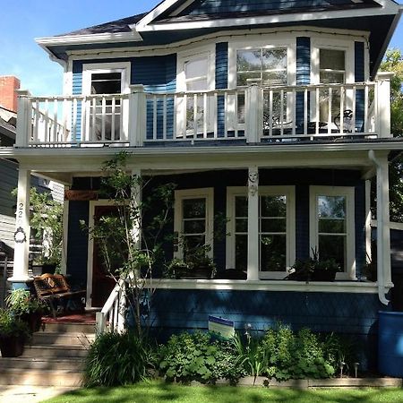 River Lee Executive Bed And Breakfast YYC Dış mekan fotoğraf