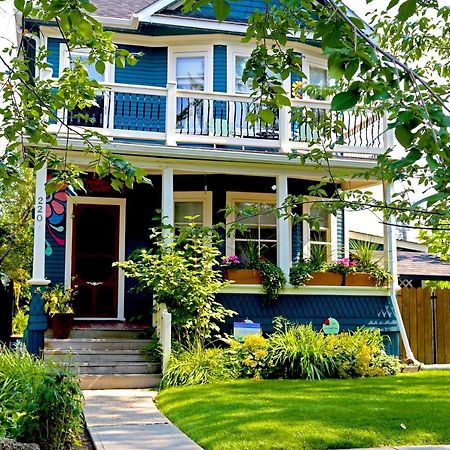 River Lee Executive Bed And Breakfast YYC Dış mekan fotoğraf