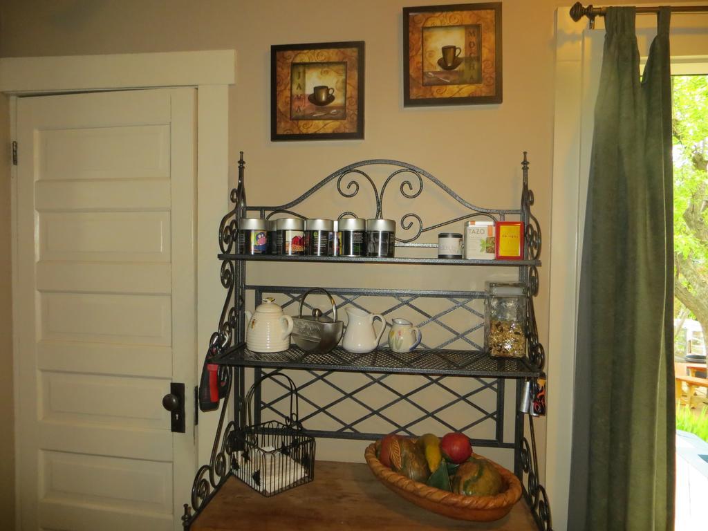 River Lee Executive Bed And Breakfast YYC Dış mekan fotoğraf