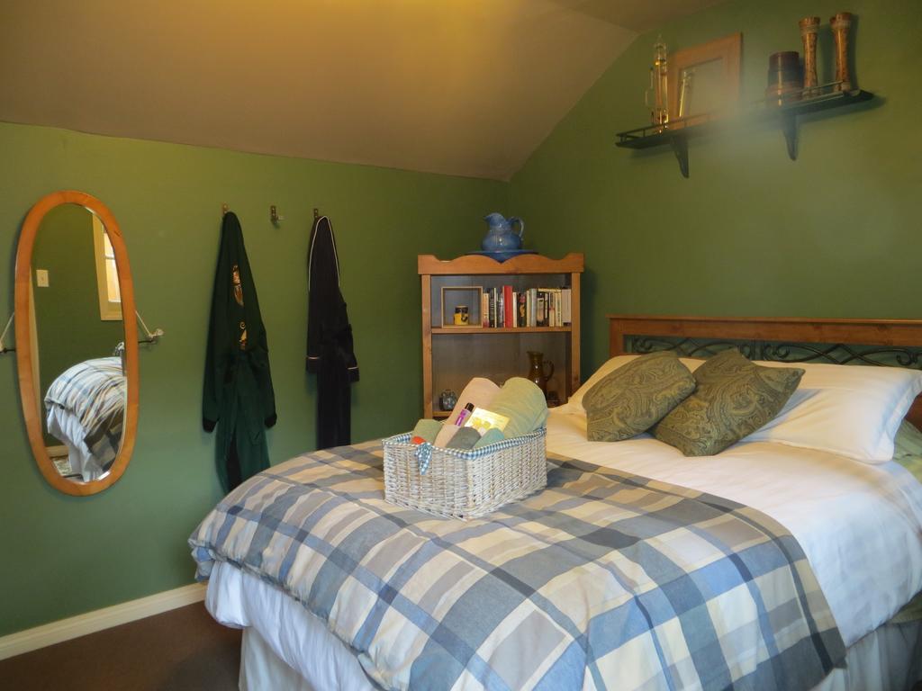 River Lee Executive Bed And Breakfast YYC Oda fotoğraf