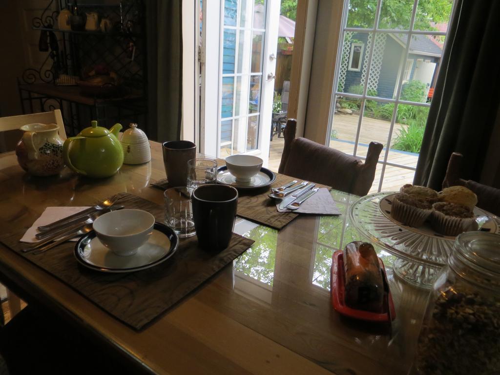 River Lee Executive Bed And Breakfast YYC Dış mekan fotoğraf