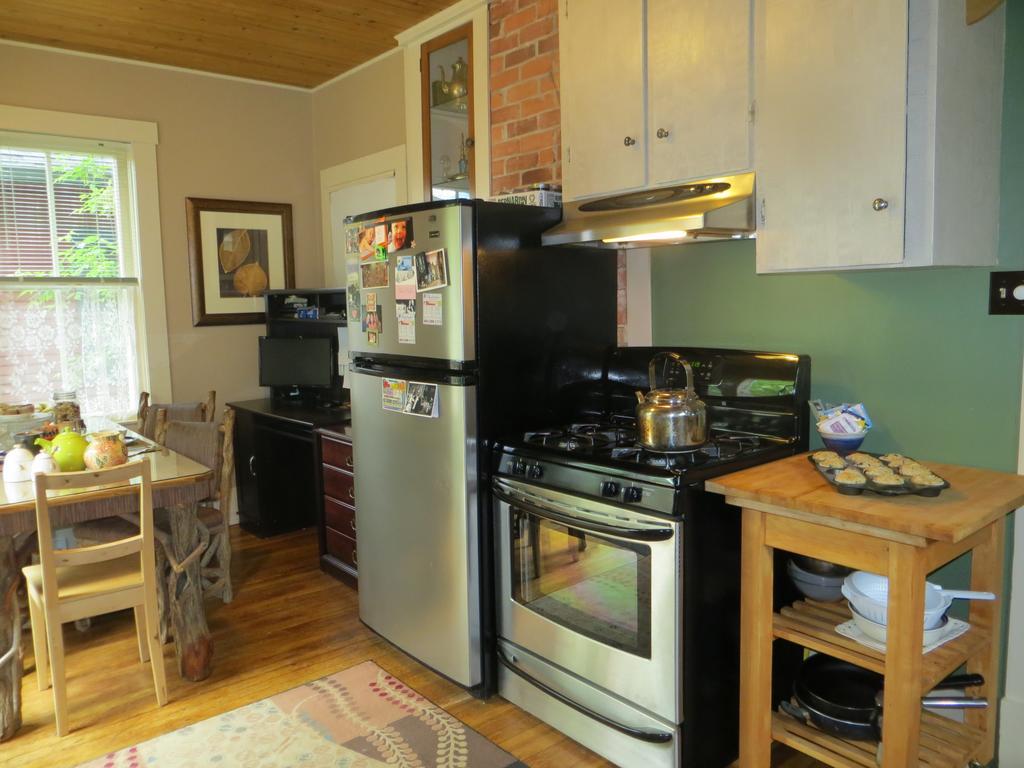 River Lee Executive Bed And Breakfast YYC Dış mekan fotoğraf