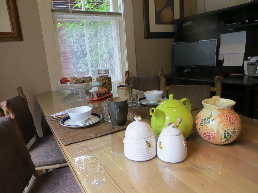 River Lee Executive Bed And Breakfast YYC Dış mekan fotoğraf