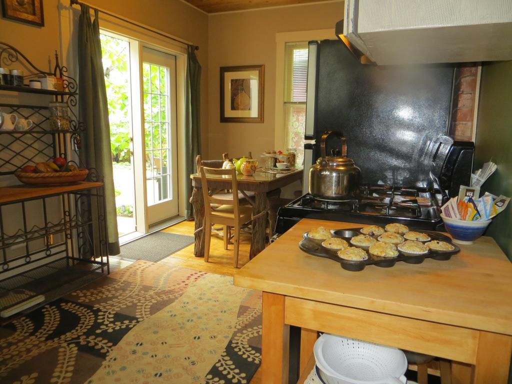 River Lee Executive Bed And Breakfast YYC Dış mekan fotoğraf