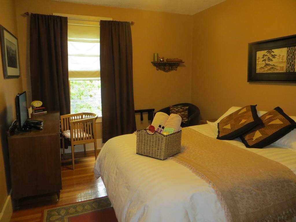 River Lee Executive Bed And Breakfast YYC Oda fotoğraf