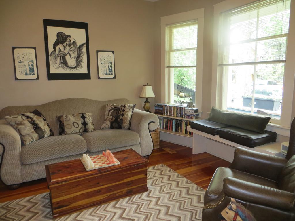 River Lee Executive Bed And Breakfast YYC Dış mekan fotoğraf