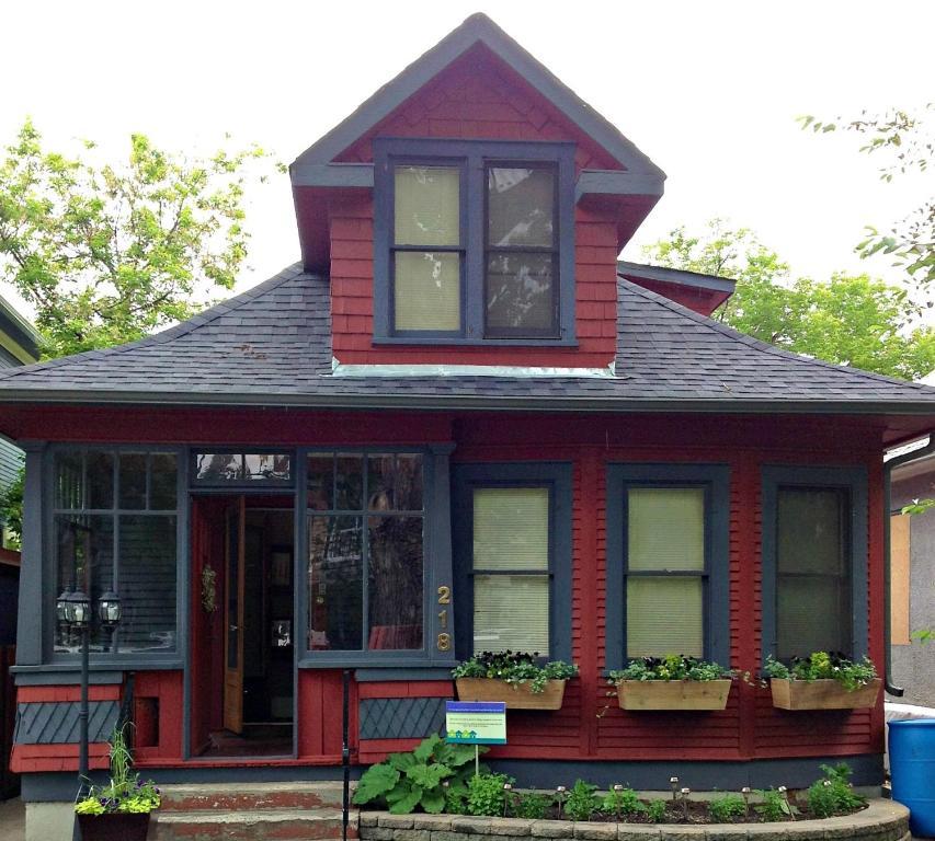 River Lee Executive Bed And Breakfast YYC Dış mekan fotoğraf