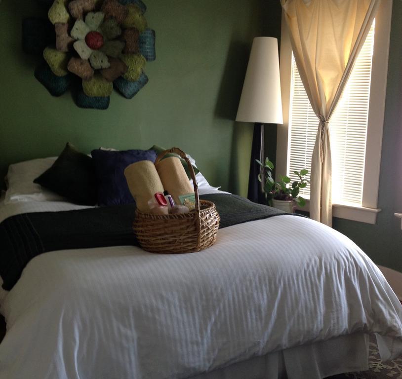 River Lee Executive Bed And Breakfast YYC Dış mekan fotoğraf