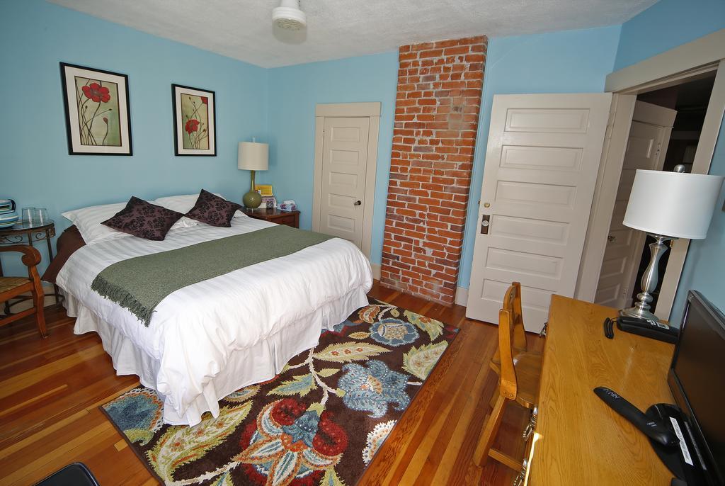 River Lee Executive Bed And Breakfast YYC Dış mekan fotoğraf