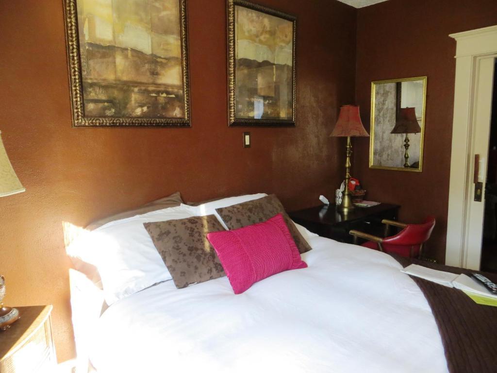River Lee Executive Bed And Breakfast YYC Oda fotoğraf
