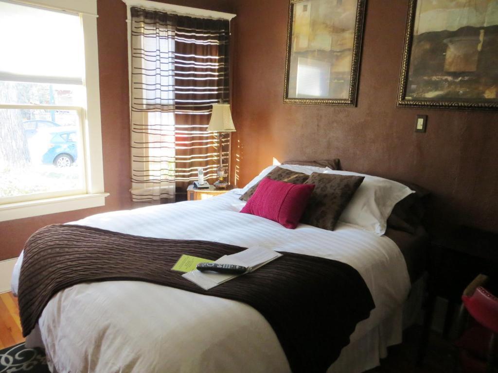 River Lee Executive Bed And Breakfast YYC Oda fotoğraf