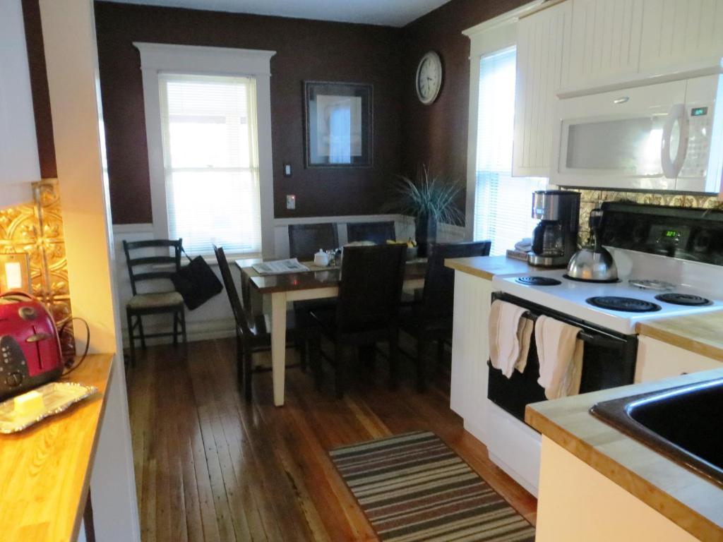 River Lee Executive Bed And Breakfast YYC Dış mekan fotoğraf