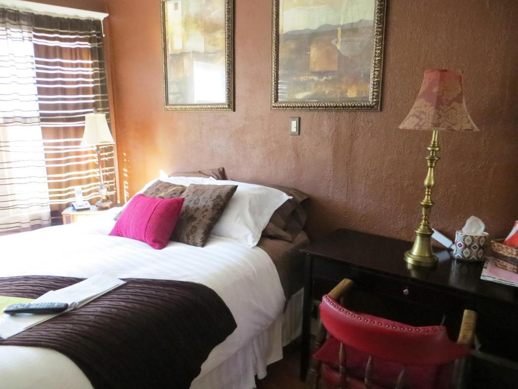 River Lee Executive Bed And Breakfast YYC Oda fotoğraf