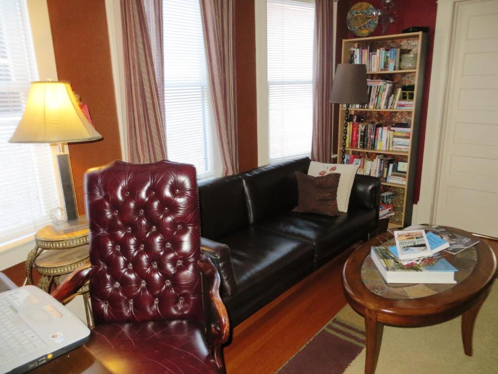 River Lee Executive Bed And Breakfast YYC Dış mekan fotoğraf