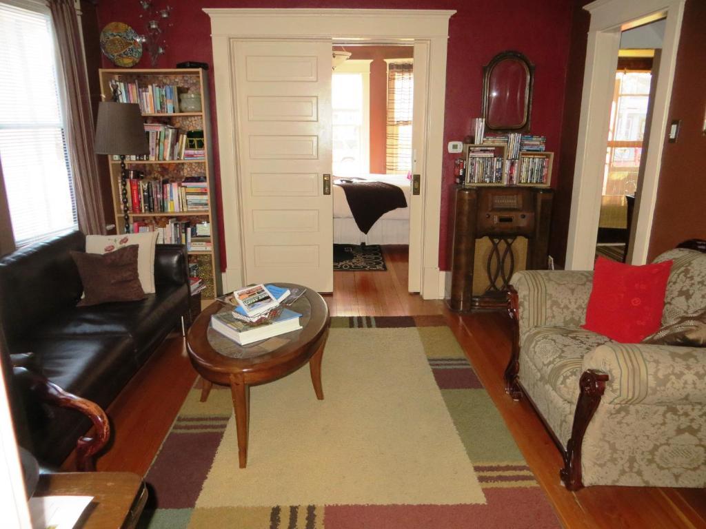 River Lee Executive Bed And Breakfast YYC Dış mekan fotoğraf