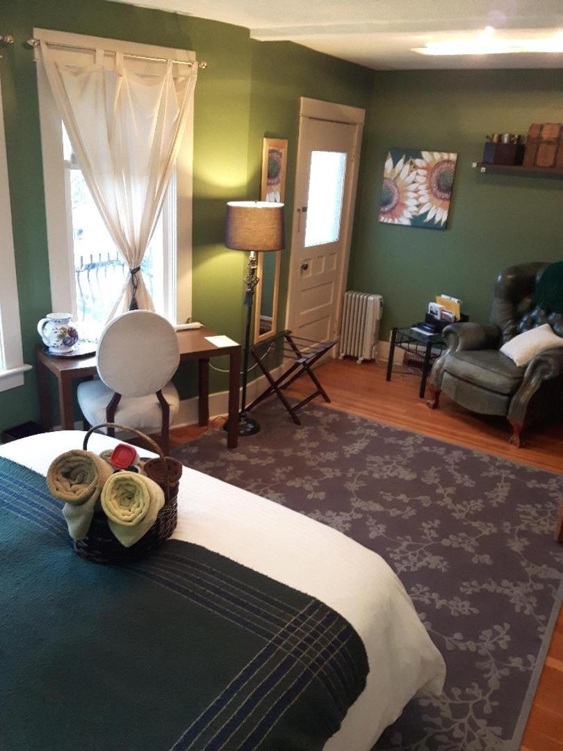 River Lee Executive Bed And Breakfast YYC Dış mekan fotoğraf