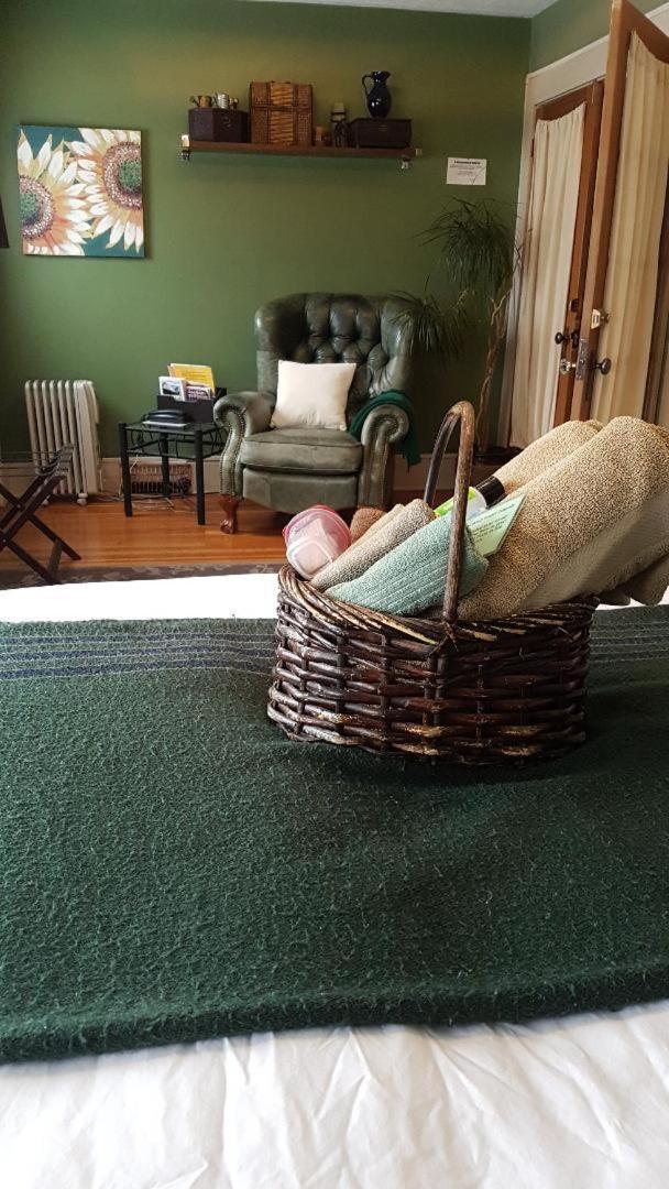 River Lee Executive Bed And Breakfast YYC Dış mekan fotoğraf