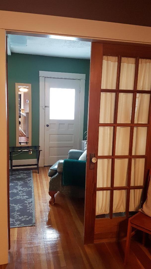 River Lee Executive Bed And Breakfast YYC Dış mekan fotoğraf