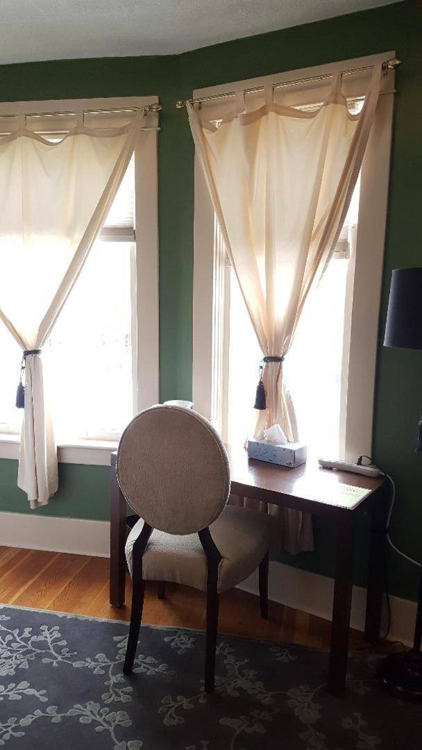 River Lee Executive Bed And Breakfast YYC Dış mekan fotoğraf